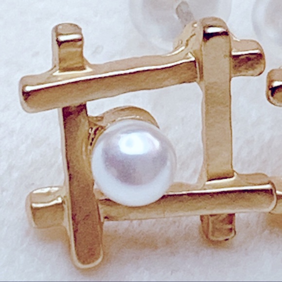 ❣️$25/3❣️ Faux Pearl Matt Gold Stud Earrings - Picture 4 of 8